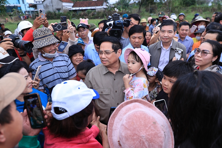 Thủ tướng thăm, động viên người dân tại "rốn lũ" Hòa Thịnh, tỉnh Đắk Lắk- Ảnh 2.