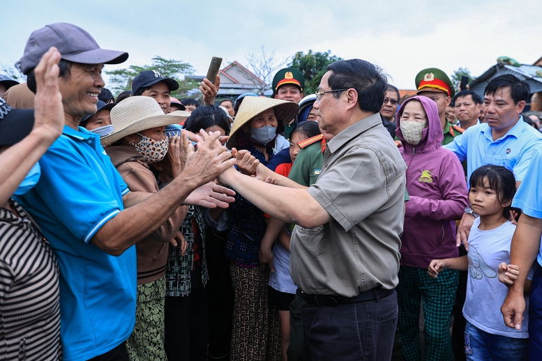Thủ tướng thăm, động viên người dân tại "rốn lũ" Hòa Thịnh, tỉnh Đắk Lắk- Ảnh 4.