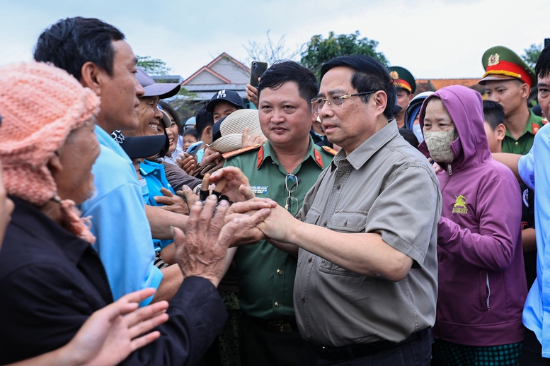 Thủ tướng thăm, động viên người dân tại "rốn lũ" Hòa Thịnh, tỉnh Đắk Lắk- Ảnh 3.