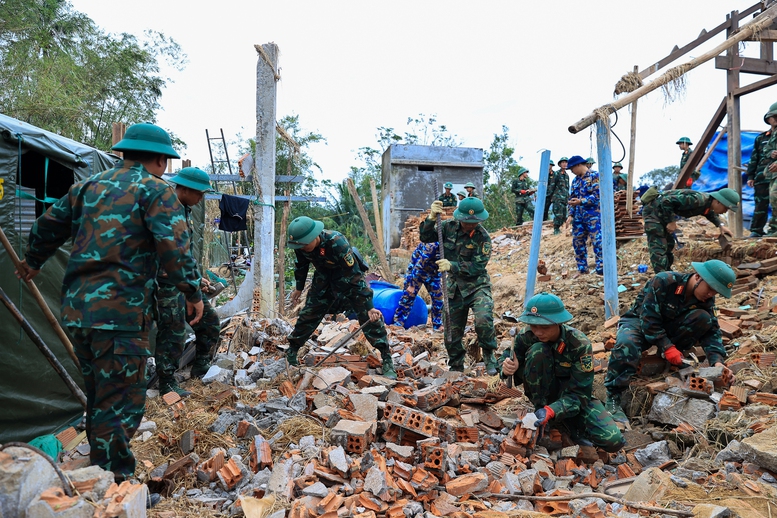 Thủ tướng thăm, động viên người dân tại "rốn lũ" Hòa Thịnh, tỉnh Đắk Lắk- Ảnh 5.