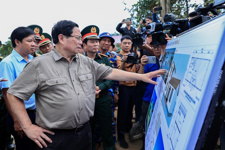 Thủ tướng thăm, động viên người dân tại "rốn lũ" Hòa Thịnh, tỉnh Đắk Lắk- Ảnh 12.