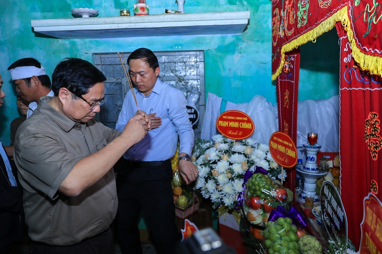 Thủ tướng thăm, động viên người dân tại "rốn lũ" Hòa Thịnh, tỉnh Đắk Lắk- Ảnh 7.