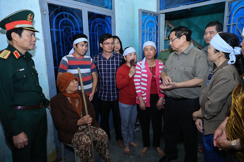 Thủ tướng thăm, động viên người dân tại "rốn lũ" Hòa Thịnh, tỉnh Đắk Lắk- Ảnh 8.