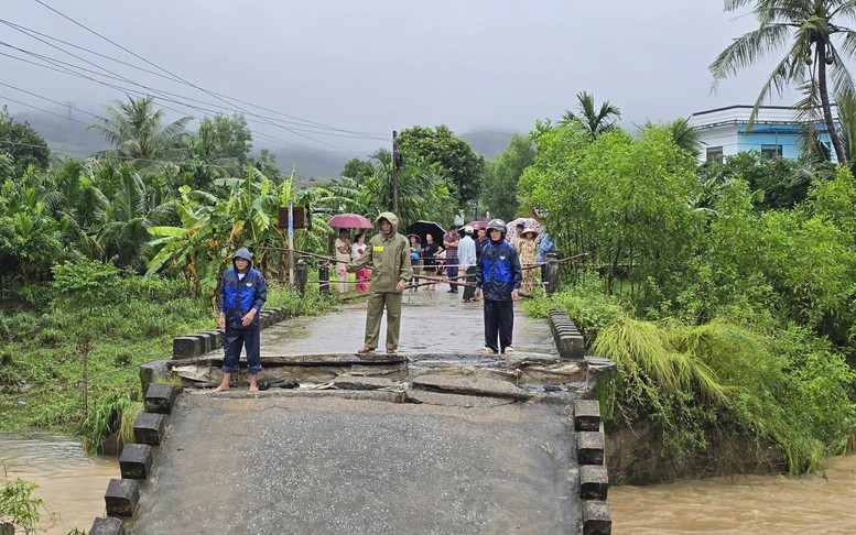 Huy động tổng lực khắc phục hậu quả mưa lũ; ứng phó bão KALMAEGI đang hướng vào Biển Đông
