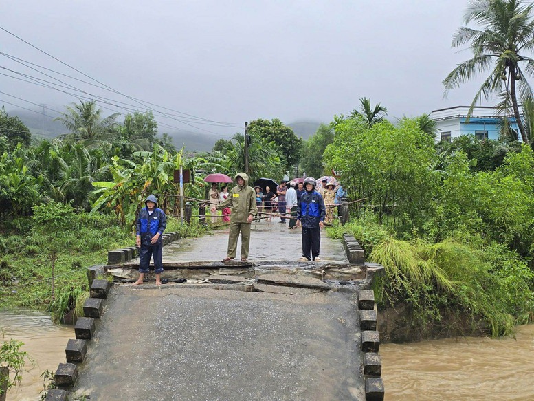 Huy động tổng lực khắc phục hậu quả mưa lũ; ứng phó bão KALMAEGI đang hướng vào Biển Đông- Ảnh 1. Huy động tổng lực khắc phục hậu quả mưa lũ; ứng phó bão KALMAEGI đang hướng vào Biển Đông- Ảnh 1.