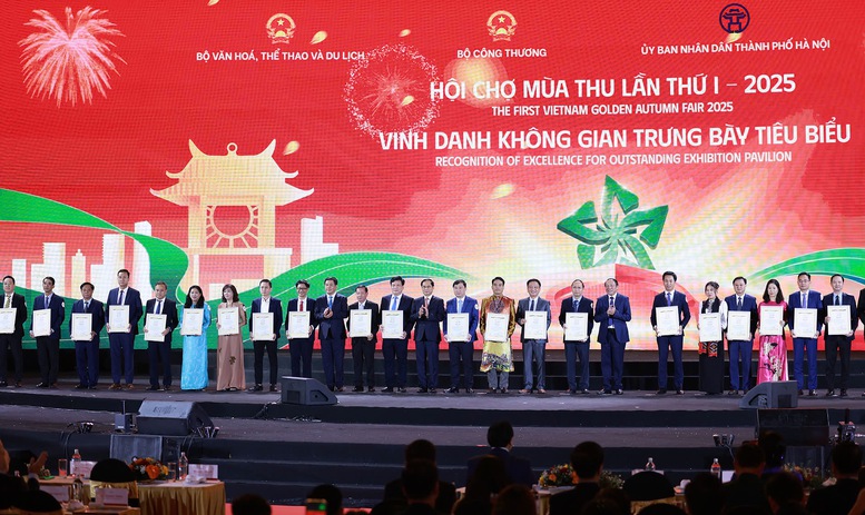 Thủ tướng: Tổ chức chuỗi sự kiện xúc tiến thương mại - đầu tư - văn hóa quốc gia, mang tầm vóc quốc tế- Ảnh 4. Thủ tướng: Tổ chức chuỗi sự kiện xúc tiến thương mại - đầu tư - văn hóa quốc gia, mang tầm vóc quốc tế- Ảnh 4.