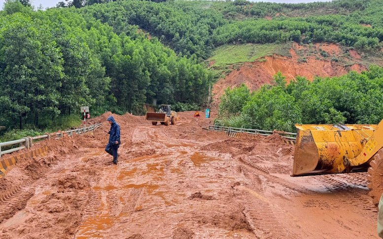 Quốc lộ, đường Hồ Chí Minh qua Đà Nẵng, Huế tiếp tục sạt lở, nhiều khu vực ngập sâu