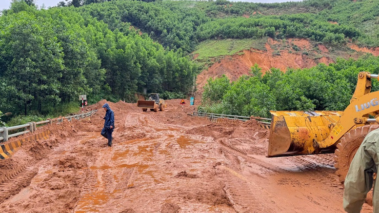 Quốc lộ, đường Hồ Chí Minh qua Đà Nẵng, Huế tiếp tục sạt lở, nhiều khu vực ngập sâu- Ảnh 1.