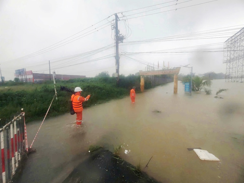 EVNCPC họp khẩn ứng phó mưa lũ và bão số 13- Ảnh 2.