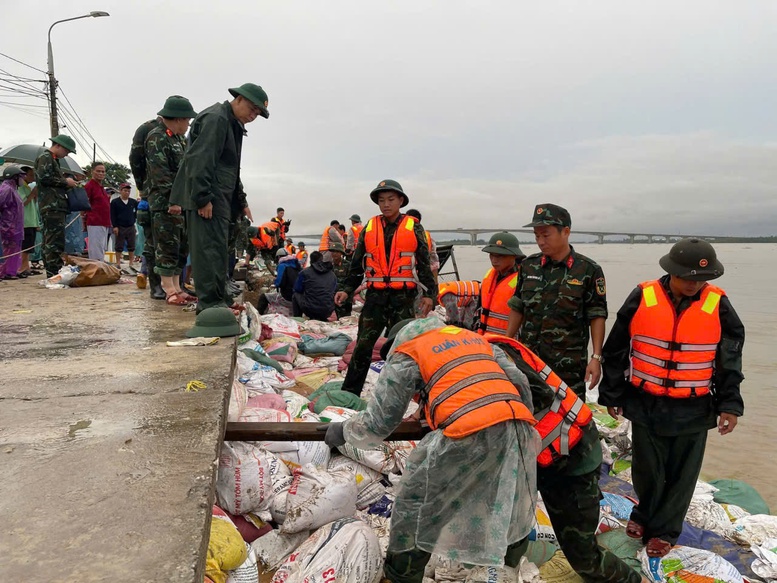 Đà Nẵng: Lập Sở chỉ huy tiền phương, khẩn cấp chống vỡ bờ kè An Lương- Ảnh 1. Đà Nẵng: Lập Sở chỉ huy tiền phương, khẩn cấp chống vỡ bờ kè An Lương- Ảnh 1.