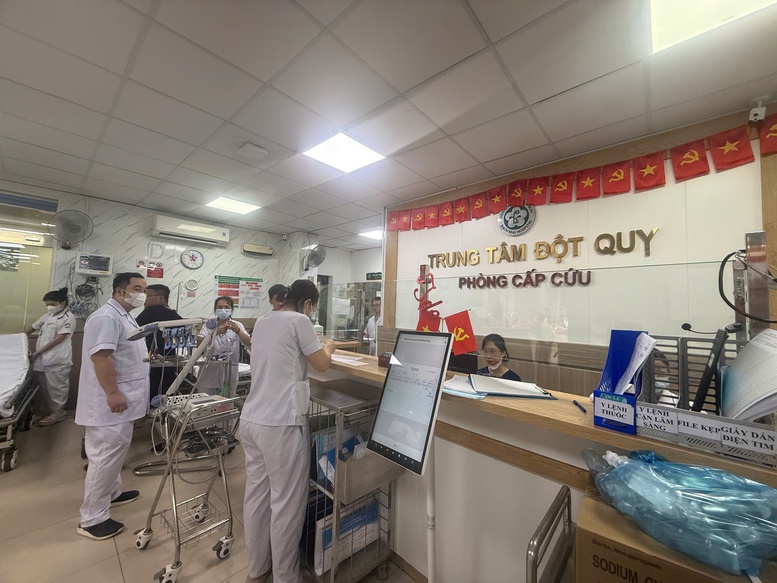 Phát triển mạng lưới cấp cứu đột quỵ tại tuyến tỉnh và khu vực- Ảnh 3. Phát triển mạng lưới cấp cứu đột quỵ tại tuyến tỉnh và khu vực- Ảnh 3.