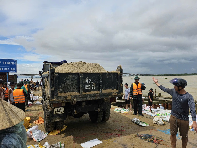 Đà Nẵng: Lập Sở chỉ huy tiền phương, khẩn cấp chống vỡ bờ kè An Lương- Ảnh 3. Đà Nẵng: Lập Sở chỉ huy tiền phương, khẩn cấp chống vỡ bờ kè An Lương- Ảnh 3.