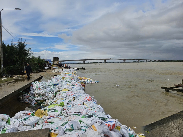 Đà Nẵng: Lập Sở chỉ huy tiền phương, khẩn cấp chống vỡ bờ kè An Lương- Ảnh 4. Đà Nẵng: Lập Sở chỉ huy tiền phương, khẩn cấp chống vỡ bờ kè An Lương- Ảnh 4.
