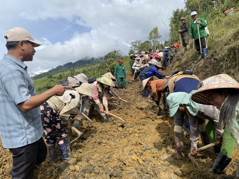 Quảng Ngãi: Hơn 2.000 người khắc phục sạt lở, mở  đường đến vùng trồng sâm Ngọc Linh- Ảnh 3.