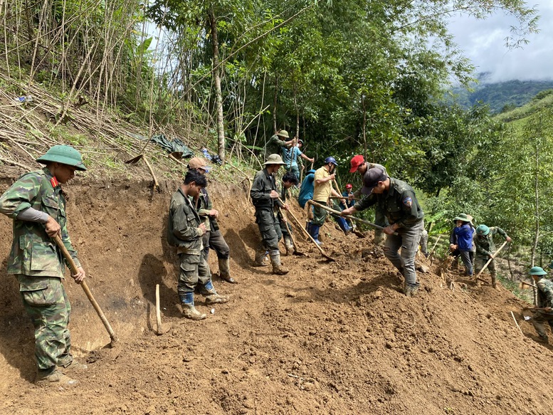 Quảng Ngãi: Hơn 2.000 người khắc phục sạt lở, mở  đường đến vùng trồng sâm Ngọc Linh- Ảnh 2.