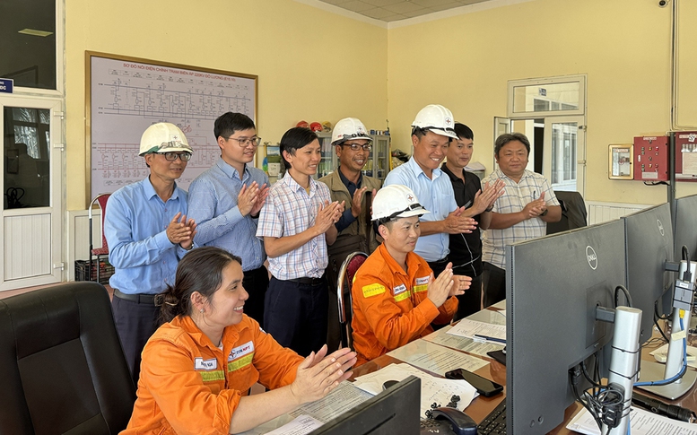 Đóng điện đường dây 220 kV Đô Lương – Nam Cấm