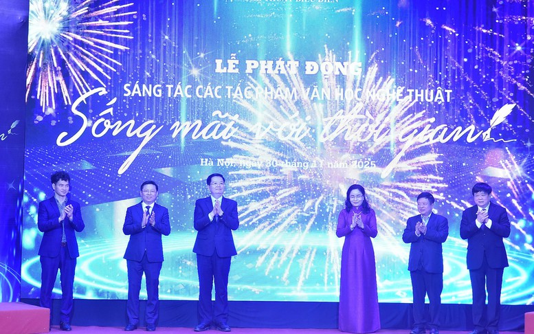 Phát động sáng tác tác phẩm văn học, nghệ thuật 'Sống mãi với thời gian'
