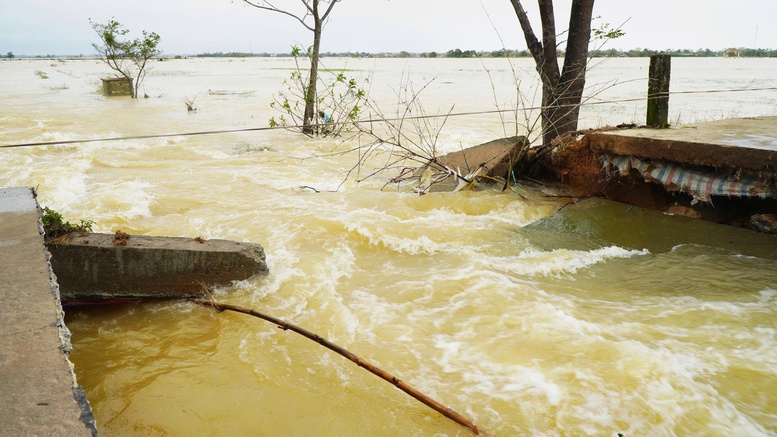 TP Huế: Bộ đội, dân quân khẩn trương khắc phục sự cố vỡ đê do mưa lũ- Ảnh 1.