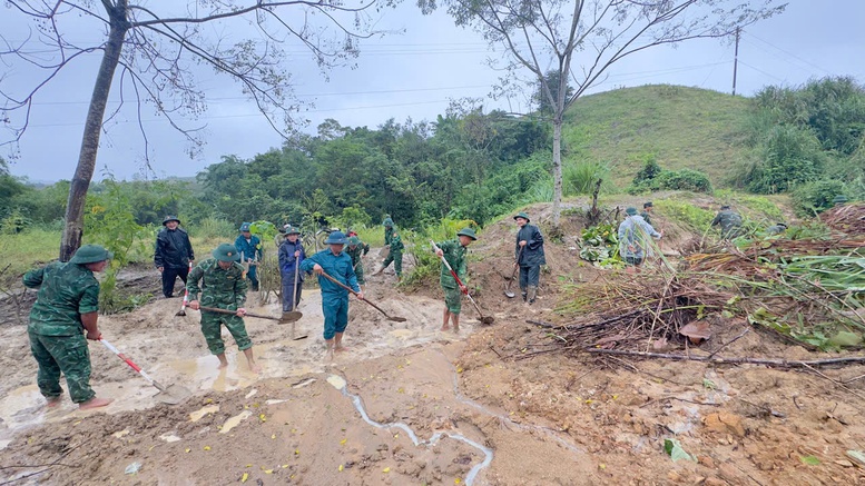 TP Huế: Bộ đội, dân quân khẩn trương khắc phục sự cố vỡ đê do mưa lũ- Ảnh 4.