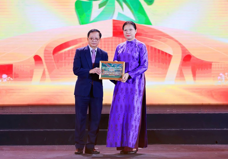 HDBank chung tay cùng Chính phủ hỗ trợ đồng bào vùng bão lũ- Ảnh 1. HDBank chung tay cùng Chính phủ hỗ trợ đồng bào vùng bão lũ- Ảnh 1.