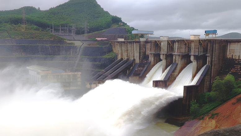 Siết chặt vận hành hồ thủy điện, bảo đảm an toàn hạ du trước mưa lũ kéo dài- Ảnh 1. Siết chặt vận hành hồ thủy điện, bảo đảm an toàn hạ du trước mưa lũ kéo dài- Ảnh 1.