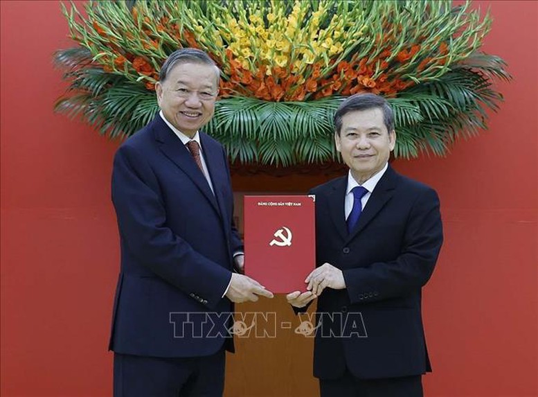 Tổng Bí thư Tô Lâm trao các quyết định bổ nhiệm Trưởng Ban Tuyên giáo và Dân vận Trung ương và Phó trưởng ban Thường trực Ban Nội chính Trung ương- Ảnh 2. Tổng Bí thư Tô Lâm trao các quyết định bổ nhiệm Trưởng Ban Tuyên giáo và Dân vận Trung ương và Phó trưởng ban Thường trực Ban Nội chính Trung ương- Ảnh 2.