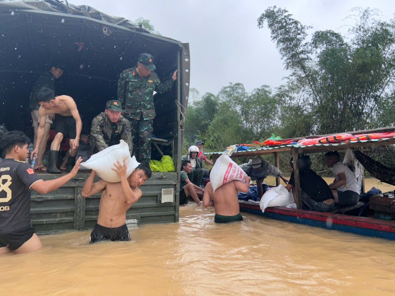 Thắm tình quân dân nơi vùng lũ Quế Phước, Đà Nẵng- Ảnh 1. Thắm tình quân dân nơi vùng lũ Quế Phước, Đà Nẵng- Ảnh 1.