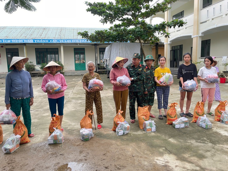 Thắm tình quân dân nơi vùng lũ Quế Phước, Đà Nẵng- Ảnh 3. Thắm tình quân dân nơi vùng lũ Quế Phước, Đà Nẵng- Ảnh 3.