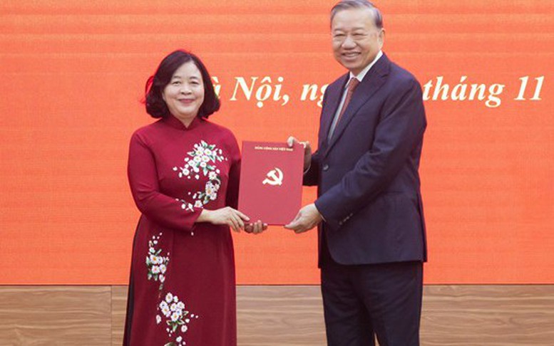 Đồng chí Bùi Thị  Minh Hoài giữ chức Bí thư Đảng ủy Mặt trận Tổ quốc, các đoàn thể Trung ương