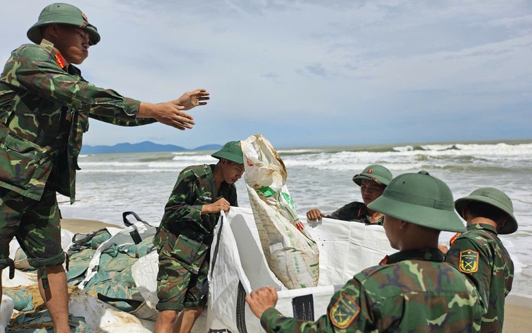 Nỗ lực dựng kè chắn sóng, bảo vệ bờ biển Hội An trước bão Kalmaegi
