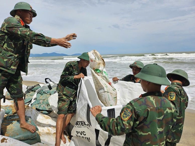 Nỗ lực dựng kè chắn sóng, bảo vệ bờ biển Hội An trước bão Kalmaegi- Ảnh 6. Nỗ lực dựng kè chắn sóng, bảo vệ bờ biển Hội An trước bão Kalmaegi- Ảnh 6.