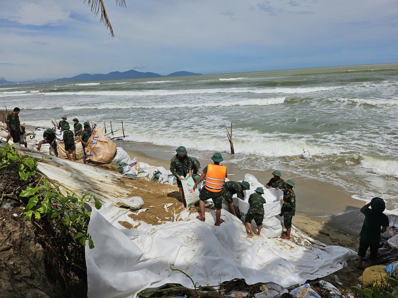 Nỗ lực dựng kè chắn sóng, bảo vệ bờ biển Hội An trước bão Kalmaegi- Ảnh 3. Nỗ lực dựng kè chắn sóng, bảo vệ bờ biển Hội An trước bão Kalmaegi- Ảnh 3.