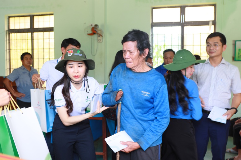 'Nghĩa tình đong đầy' chung tay vì đồng bào vùng lũ- Ảnh 2. 'Nghĩa tình đong đầy' chung tay vì đồng bào vùng lũ- Ảnh 2.