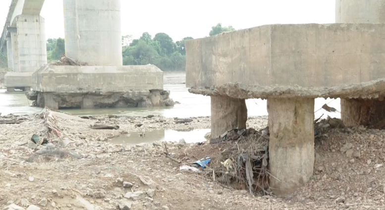 Cầu Sông Lô xuống cấp nghiêm trọng, Bộ Xây dựng yêu cầu kiểm định chất lượng công trình - Ảnh 1.