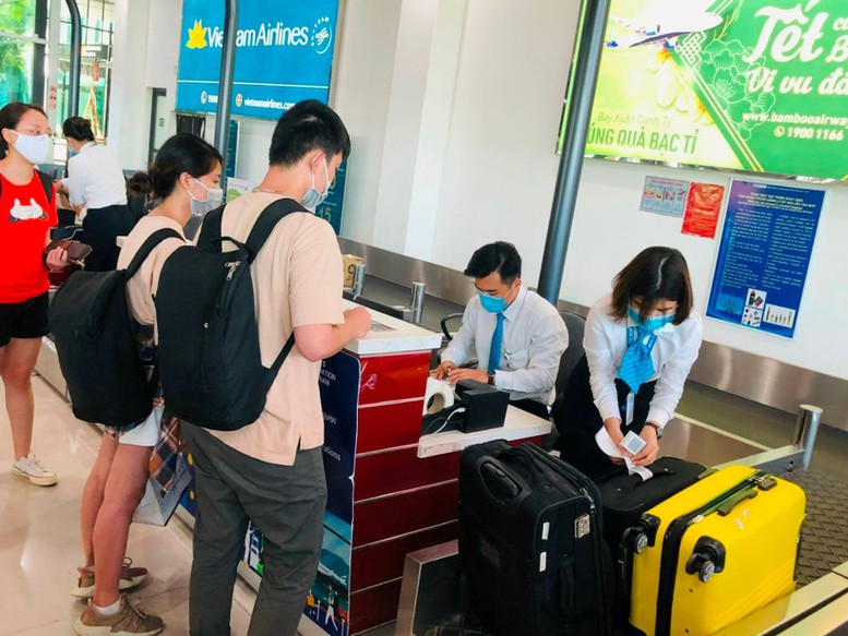 Cân hành lý xách tay cần tránh gây phiền hà cho hành khách- Ảnh 1. Cân hành lý xách tay cần tránh gây phiền hà cho hành khách- Ảnh 1.