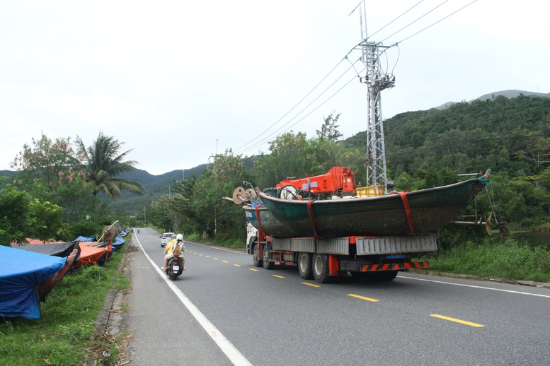 Chùm ảnh: Người dân miền Trung hối hả ứng phó bão số 13 (Kalmaegi)- Ảnh 2. Chùm ảnh: Người dân miền Trung hối hả ứng phó bão số 13 (Kalmaegi)- Ảnh 2.