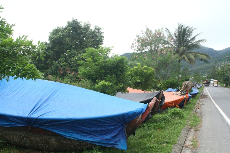 Chùm ảnh: Người dân miền Trung hối hả ứng phó bão số 13 (Kalmaegi)- Ảnh 3. Chùm ảnh: Người dân miền Trung hối hả ứng phó bão số 13 (Kalmaegi)- Ảnh 3.