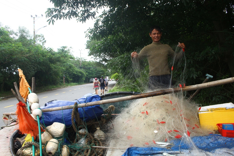 Chùm ảnh: Người dân miền Trung hối hả ứng phó bão số 13 (Kalmaegi)- Ảnh 4. Chùm ảnh: Người dân miền Trung hối hả ứng phó bão số 13 (Kalmaegi)- Ảnh 4.