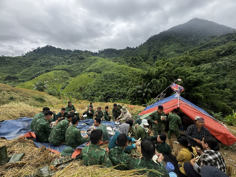 Chùm ảnh: Người dân miền Trung hối hả ứng phó bão số 13 (Kalmaegi)- Ảnh 13. Chùm ảnh: Người dân miền Trung hối hả ứng phó bão số 13 (Kalmaegi)- Ảnh 13.