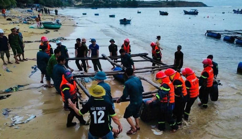 Chùm ảnh: Người dân miền Trung hối hả ứng phó bão số 13 (Kalmaegi)- Ảnh 9. Chùm ảnh: Người dân miền Trung hối hả ứng phó bão số 13 (Kalmaegi)- Ảnh 9.