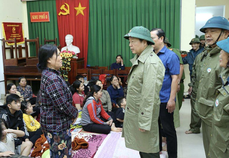 Phó Thủ tướng Trần Hồng Hà kiểm tra, rà soát công tác ứng phó ngay trước khi bão số 13 đổ bộ- Ảnh 2. Phó Thủ tướng Trần Hồng Hà kiểm tra, rà soát công tác ứng phó ngay trước khi bão số 13 đổ bộ- Ảnh 2.