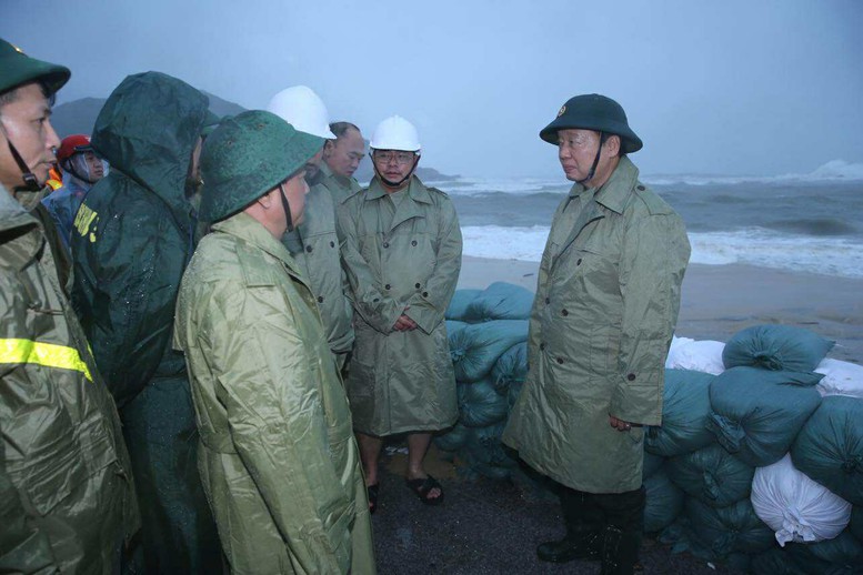 Phó Thủ tướng Trần Hồng Hà kiểm tra, rà soát công tác ứng phó ngay trước khi bão số 13 đổ bộ- Ảnh 7. Phó Thủ tướng Trần Hồng Hà kiểm tra, rà soát công tác ứng phó ngay trước khi bão số 13 đổ bộ- Ảnh 7.