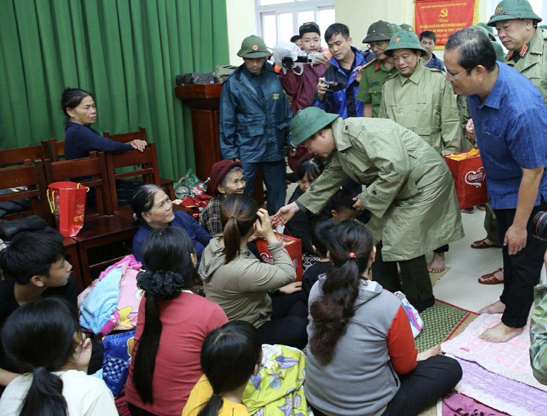 Phó Thủ tướng Trần Hồng Hà kiểm tra, rà soát công tác ứng phó ngay trước khi bão số 13 đổ bộ- Ảnh 4. Phó Thủ tướng Trần Hồng Hà kiểm tra, rà soát công tác ứng phó ngay trước khi bão số 13 đổ bộ- Ảnh 4.