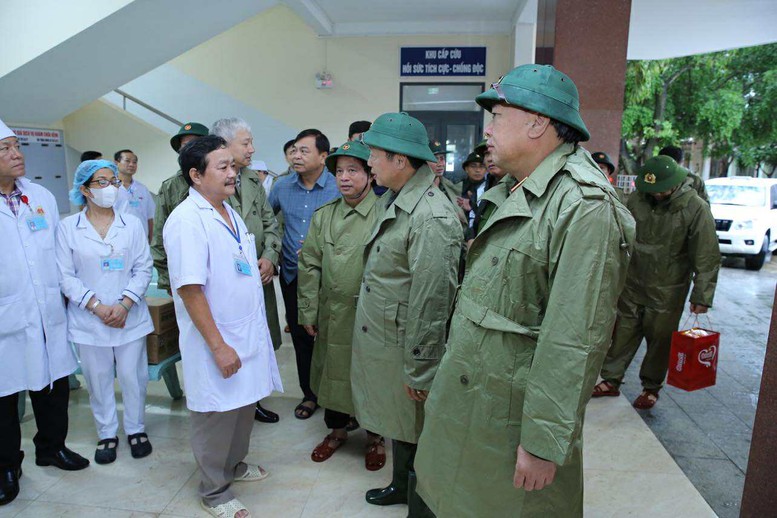 Phó Thủ tướng Trần Hồng Hà kiểm tra, rà soát công tác ứng phó ngay trước khi bão số 13 đổ bộ- Ảnh 6. Phó Thủ tướng Trần Hồng Hà kiểm tra, rà soát công tác ứng phó ngay trước khi bão số 13 đổ bộ- Ảnh 6.