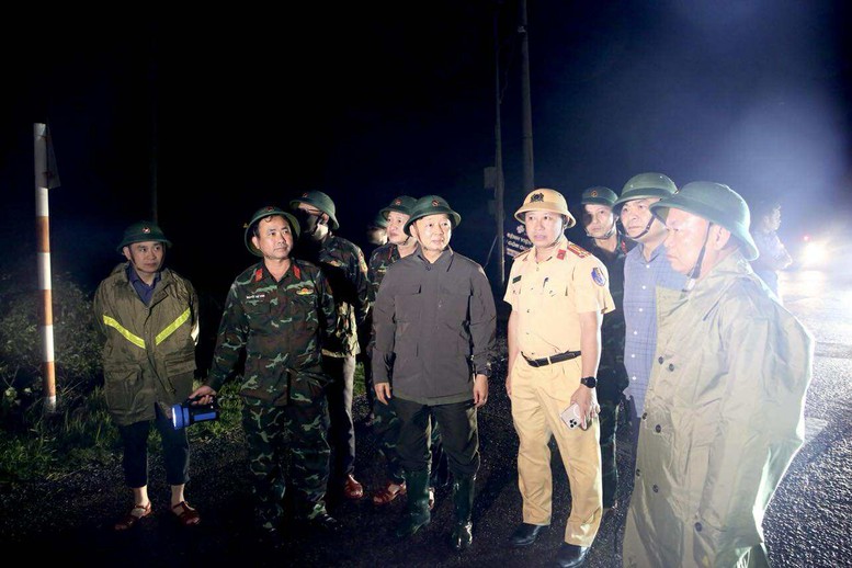 Phó Thủ tướng Trần Hồng Hà thị sát khu vực Quy Nhơn ngay trong đêm sau khi bão số 13 quét qua- Ảnh 4. Phó Thủ tướng Trần Hồng Hà thị sát khu vực Quy Nhơn ngay trong đêm sau khi bão số 13 quét qua- Ảnh 4.