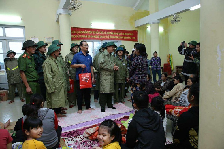 Phó Thủ tướng Trần Hồng Hà kiểm tra, rà soát công tác ứng phó ngay trước khi bão số 13 đổ bộ- Ảnh 3. Phó Thủ tướng Trần Hồng Hà kiểm tra, rà soát công tác ứng phó ngay trước khi bão số 13 đổ bộ- Ảnh 3.