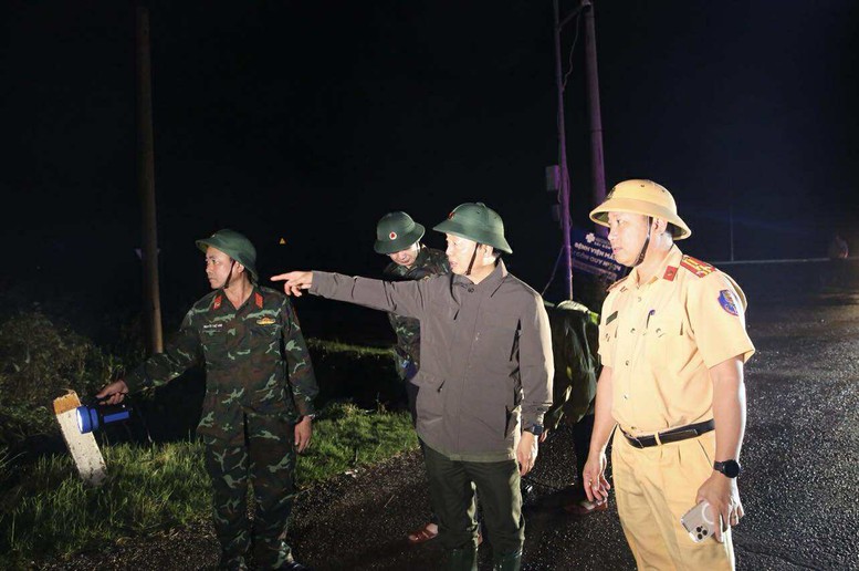 Phó Thủ tướng Trần Hồng Hà thị sát khu vực Quy Nhơn ngay trong đêm sau khi bão số 13 quét qua- Ảnh 3. Phó Thủ tướng Trần Hồng Hà thị sát khu vực Quy Nhơn ngay trong đêm sau khi bão số 13 quét qua- Ảnh 3.