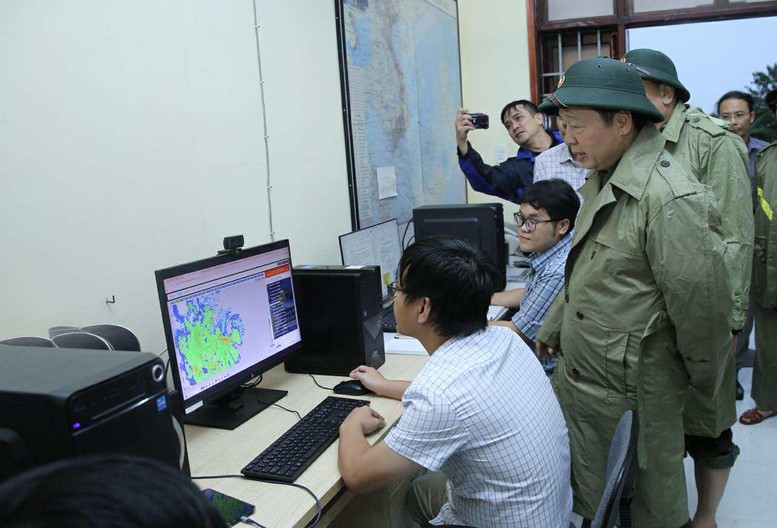 Phó Thủ tướng Trần Hồng Hà kiểm tra, rà soát công tác ứng phó ngay trước khi bão số 13 đổ bộ- Ảnh 1. Phó Thủ tướng Trần Hồng Hà kiểm tra, rà soát công tác ứng phó ngay trước khi bão số 13 đổ bộ- Ảnh 1.