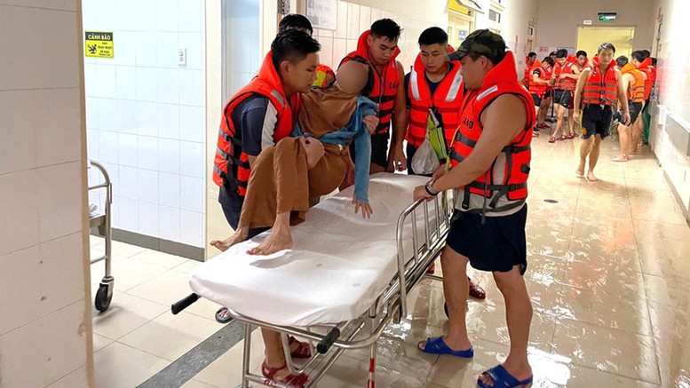 Ứng phó bão số 13: Trực cấp cứu 24/24, sẵn sàng thu dung, điều trị cho nạn nhân do mưa, lũ gây ra- Ảnh 1. Ứng phó bão số 13: Trực cấp cứu 24/24, sẵn sàng thu dung, điều trị cho nạn nhân do mưa, lũ gây ra- Ảnh 1.