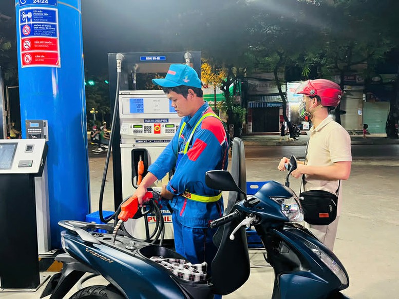 Giảm giá xăng từ 15h- Ảnh 1. Giảm giá xăng từ 15h- Ảnh 1.